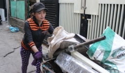 Người nhặt ve chai: 'Chị mong từng giây để nhận 5 triệu Yên'